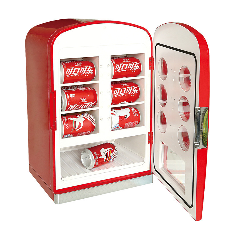 Coca-Cola mang xe trong tủ lạnh.