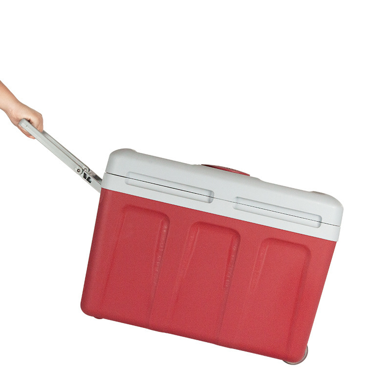 A large-capacity outdoor camper with a refrigerator, a portable hand-held warmth box, a camper.