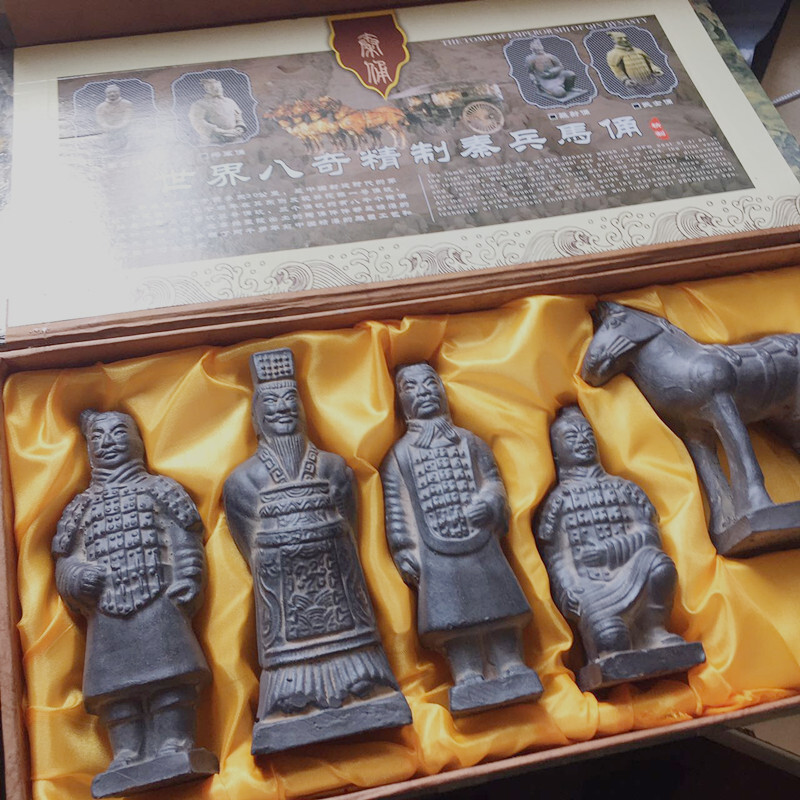 Hand-me-downs for foreign friends with a batch of tailor-made Sian gifts