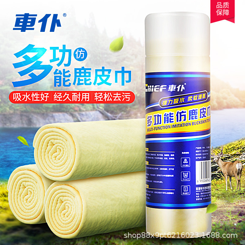 Người hầu xe giặt khăn và lau khăn trong xe.