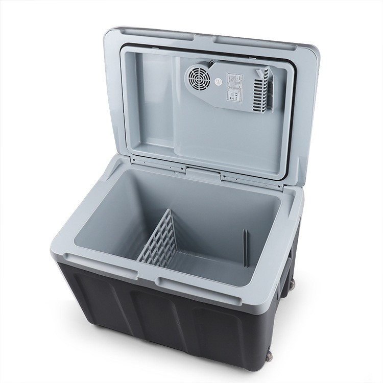 A large-capacity outdoor camper with a refrigerator, a portable hand-held warmth box, a camper.