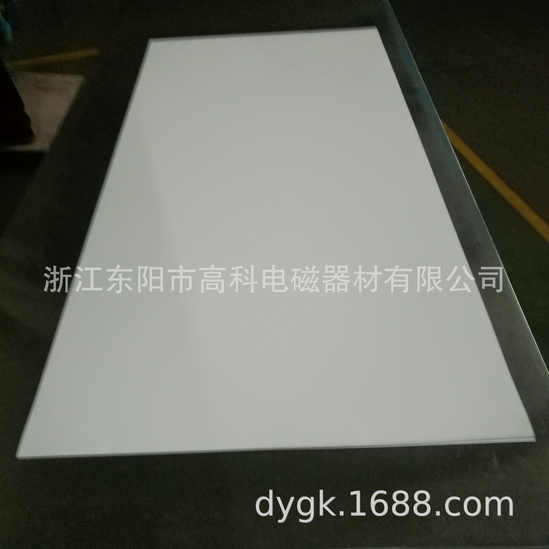 Cây này cung cấp một nguồn cung cấp tốt hơn của tủ lạnh từ trường với sắt mềm từ cao su và sắt mềm.
