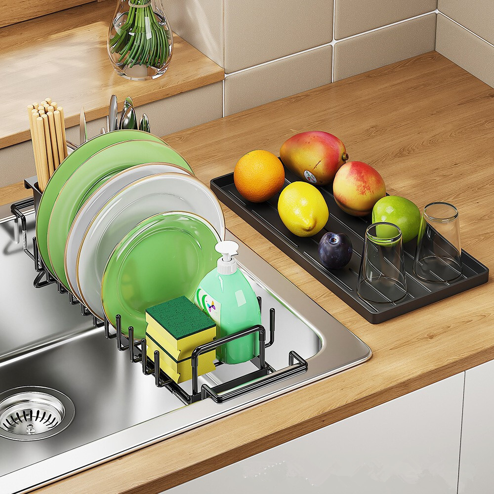 Tấm băng cá nhân đa mục đích đứng trong nhà bếp và nấu nướng món ăn cho một bồn rửa mặt bàn thiết lập
