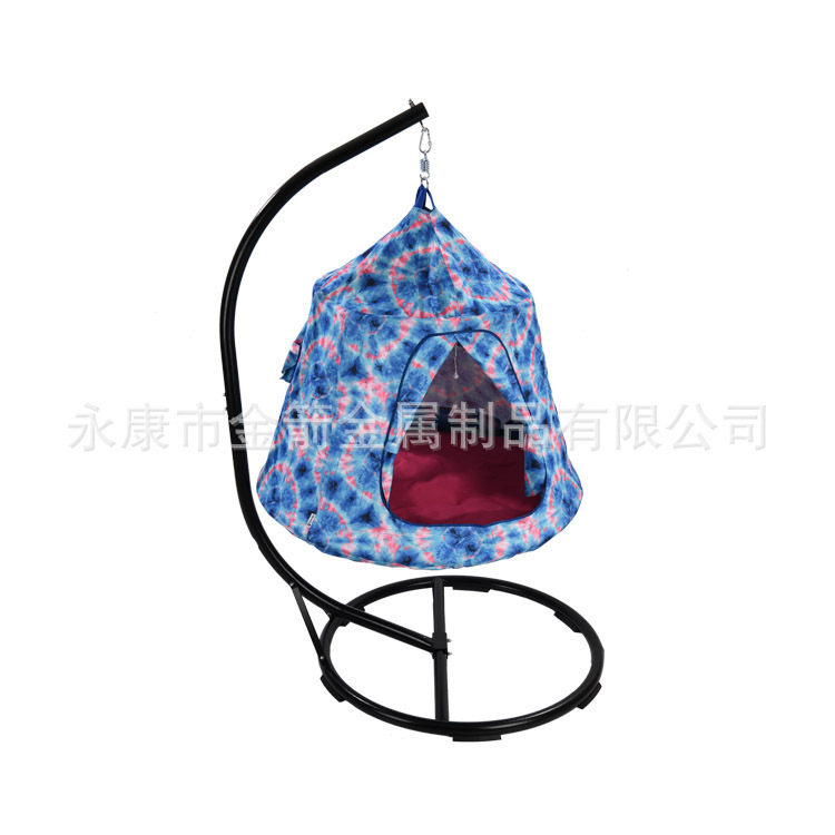 Những người bán hàng trong xưởng với một cái ghế đu ở ban công bên ngoài giỏ của một người đàn ông.