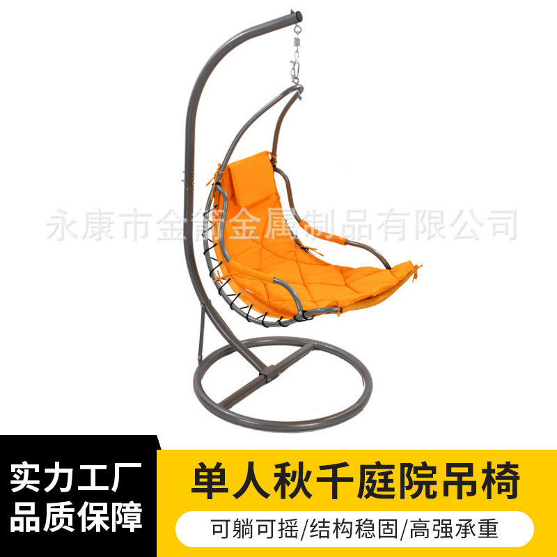 Nhà máy đang giao hàng hiện đại và bình thường cho chiếc ghế giỏ diều hâu bên ngoài.