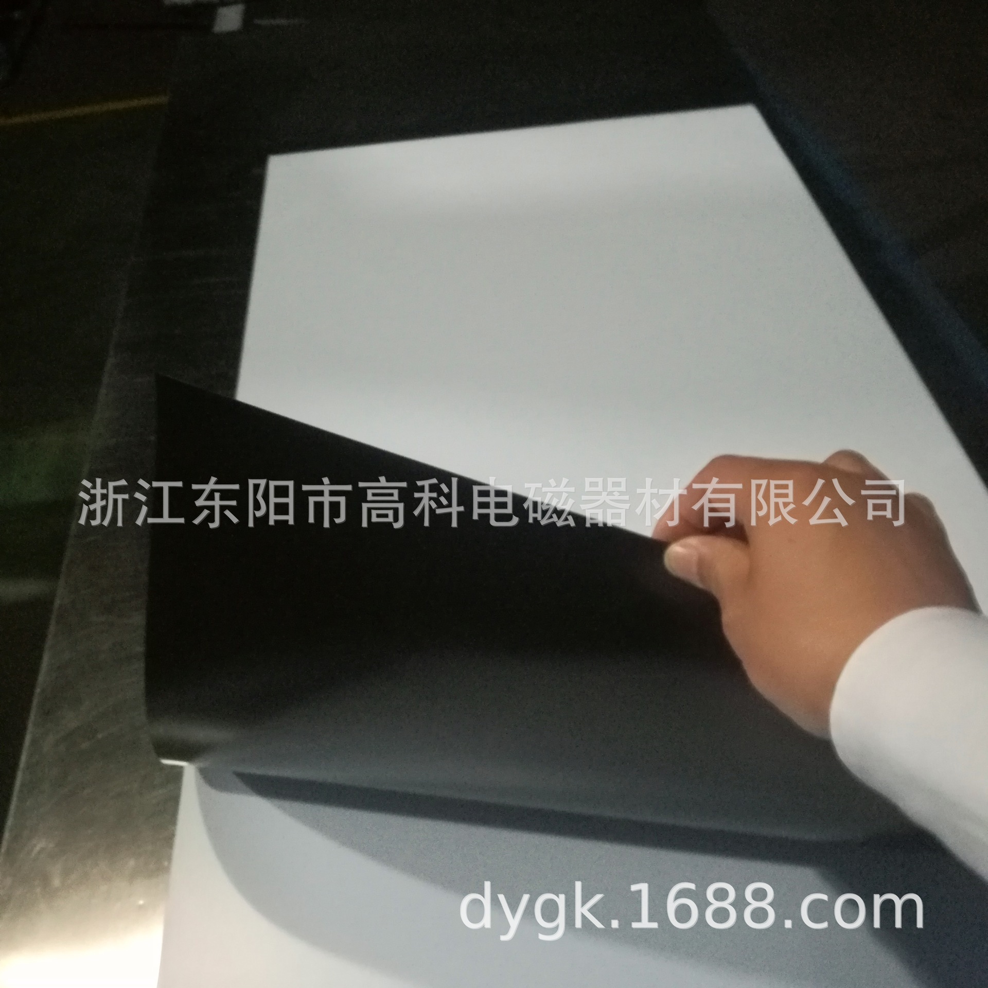 Cây này cung cấp một nguồn cung cấp tốt hơn của tủ lạnh từ trường với sắt mềm từ cao su và sắt mềm.