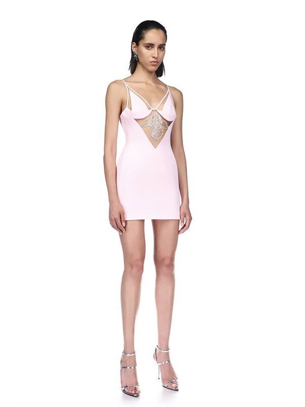 Sự dọn dẹp Amazon làm tăng tốc độ bộ đồ màu đen, màu hồng của một bộ váy sexy.