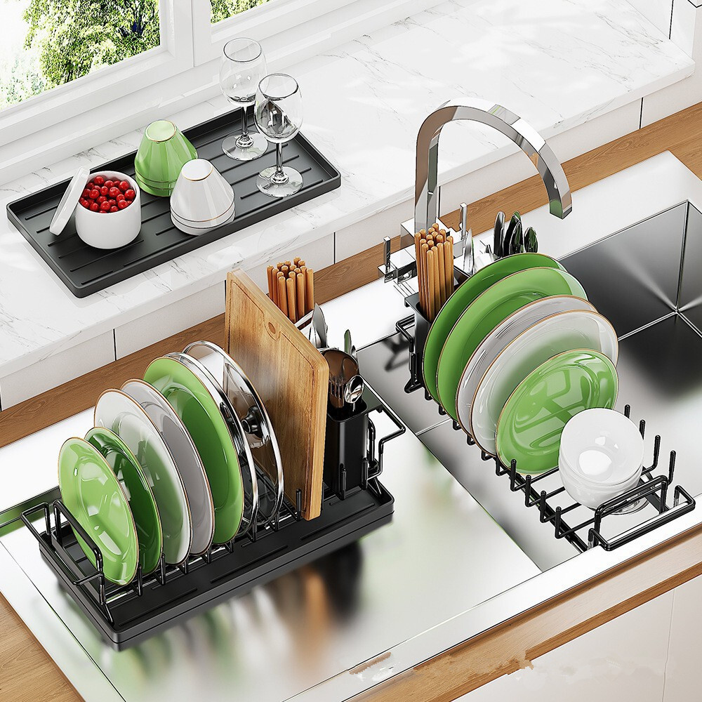 Tấm băng cá nhân đa mục đích đứng trong nhà bếp và nấu nướng món ăn cho một bồn rửa mặt bàn thiết lập