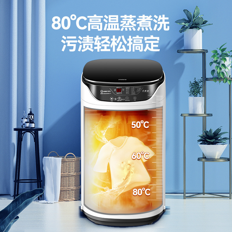 Một đứa bé nhỏ trong gia đình với một cái máy thu nhỏ chứa đầy đồ lót tự động.
