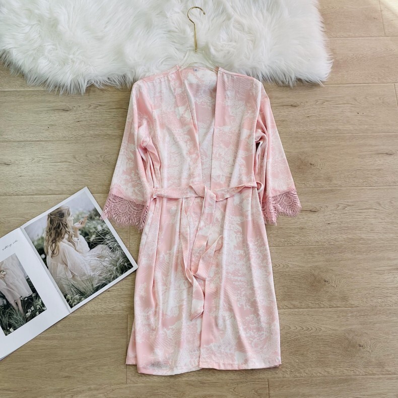 Một chiếc áo choàng mực mới cho áo ngủ phụ nữ, như một chiếc váy ngủ lụa với áo choàng tắm, một áo khoác cho mùa hè và mùa thu.