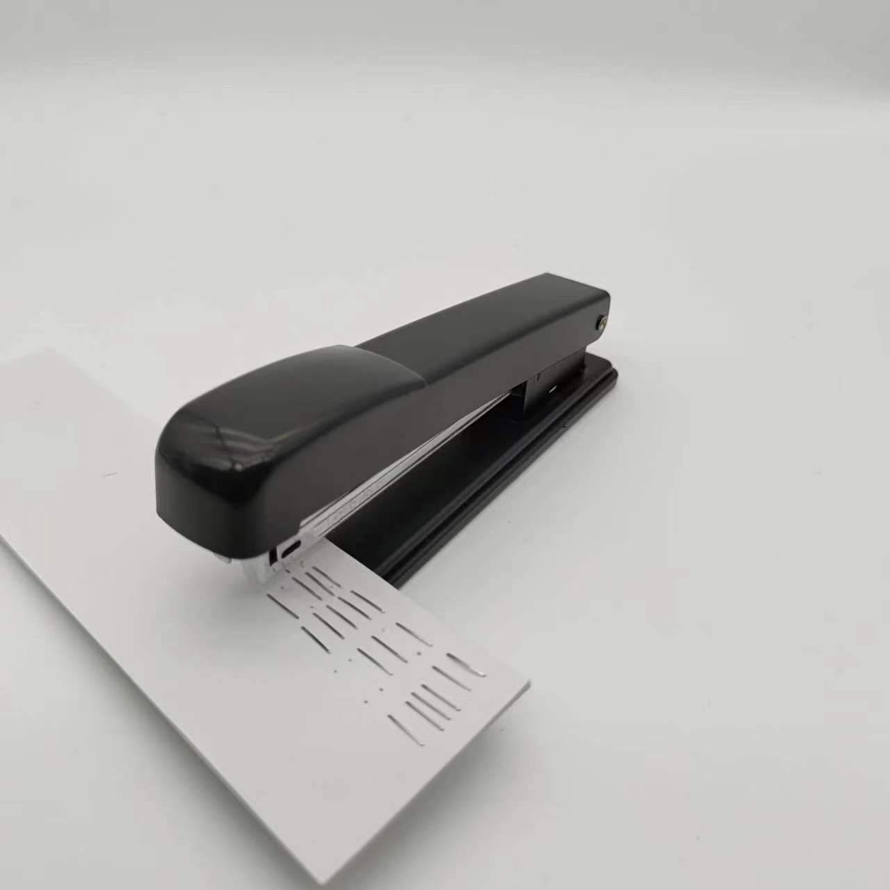 Máy dập ghim lớn tiết kiệm tất cả kim tiêm, và các học sinh trong văn phòng gói đồ bố thí.
