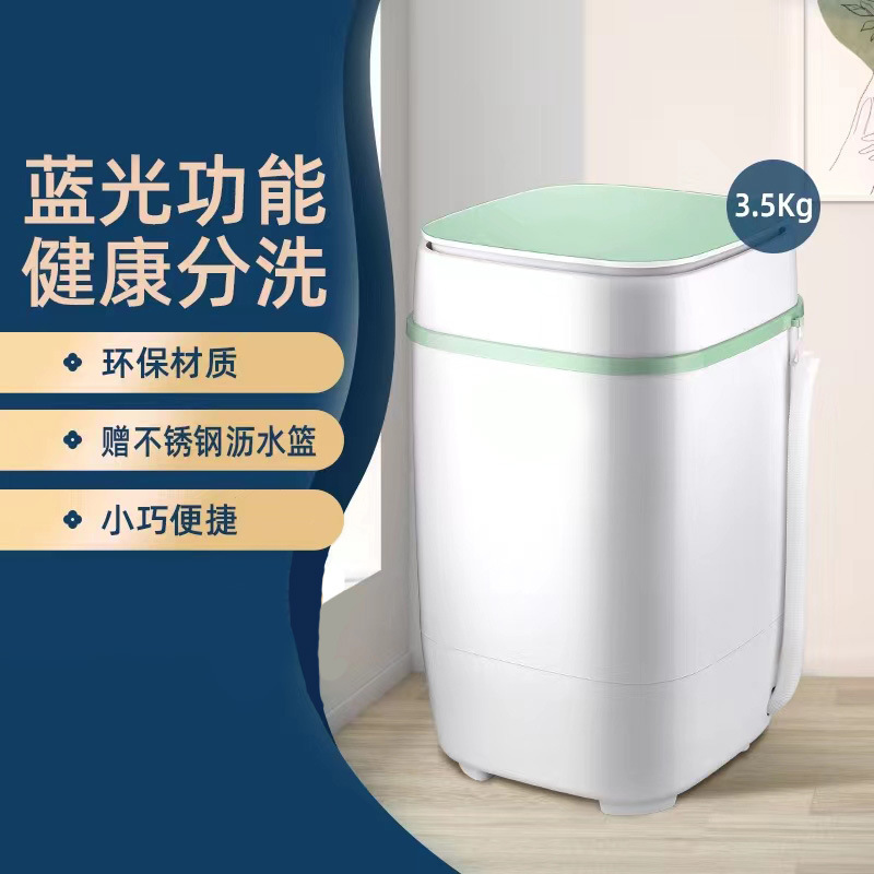Một đứa bé nhỏ với một cái quần lót và quần lót.