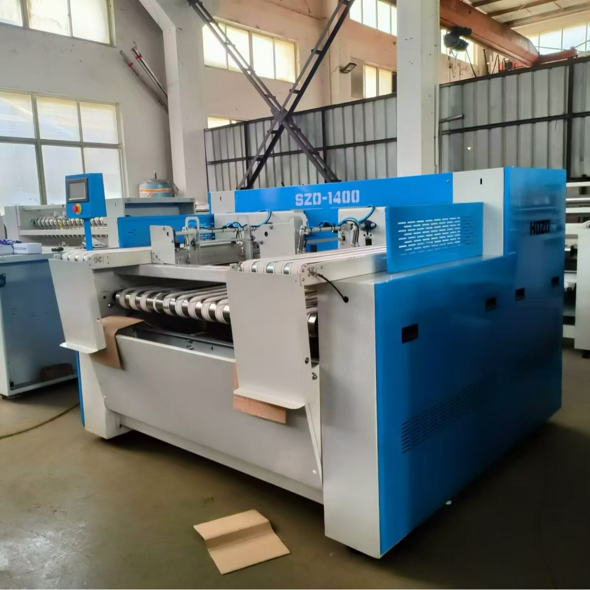 Một máy gấp đặc biệt (ba phương pháp gấp) với một thiết bị làm mát cho gối cầm tay tại nhà máy giặt cỏ