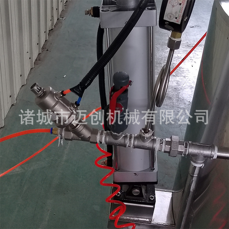 Súp bắp cải làm ấm nồi súp, và nó được bảo vệ chống lại hơi nước nóng áp suất cao và một cái chảo áp suất lớn cho thịt bê với nước sốt dưa leo.