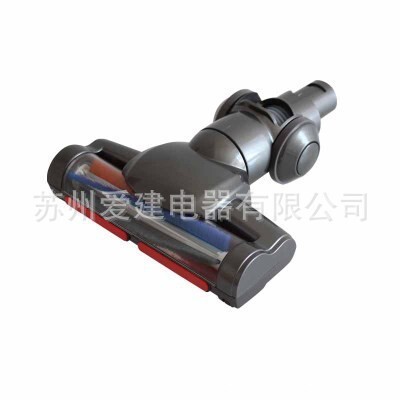 Dùng máy hút bụi Dyson V6DC35 để chải đầu bạn trong máy hút bụi không dây.