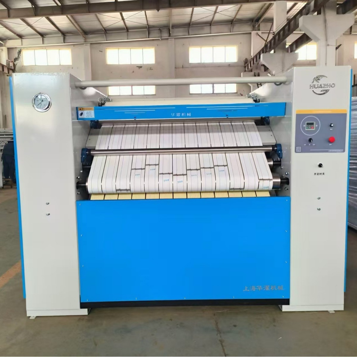 Một máy gấp đặc biệt (ba phương pháp gấp) với một thiết bị làm mát cho gối cầm tay tại nhà máy giặt cỏ