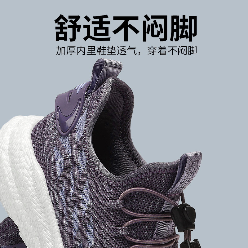 In spring and summer, the old Beijing Bootsman's one-shoe popcorn lightened the old man's shoes, the old man's shoes.