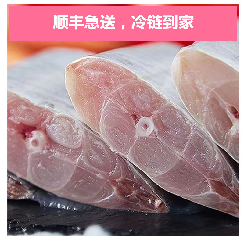 Lấy một miếng cá và một miếng hải sản tươi.