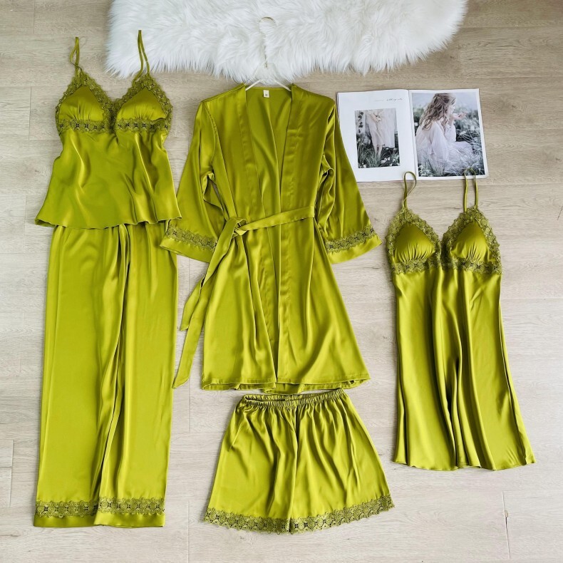 Những bộ đồ pyjama sexy mới với năm bộ quần áo rộng và tiện nghi.
