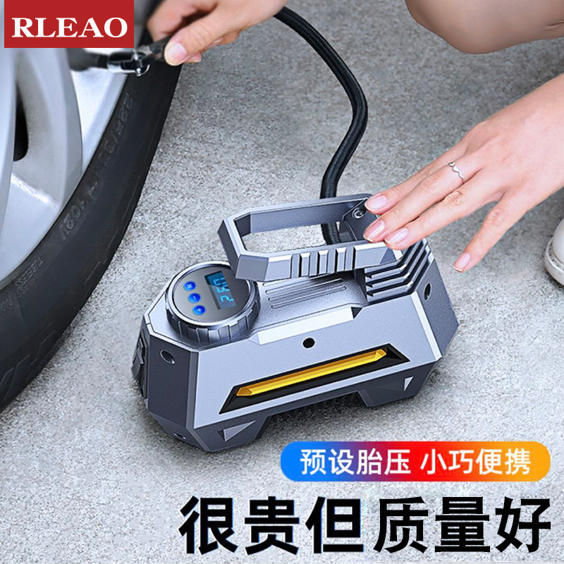 Một chiếc xe chở một máy bơm bơm bơm bơm phồng với một lốp nhẹ.