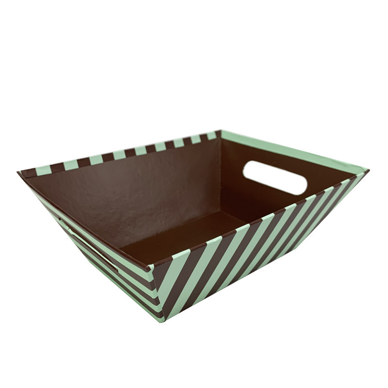 Kẹo Giáng sinh sọc Amazon, trái cây sô-cô-la và giỏ bìa các tông.