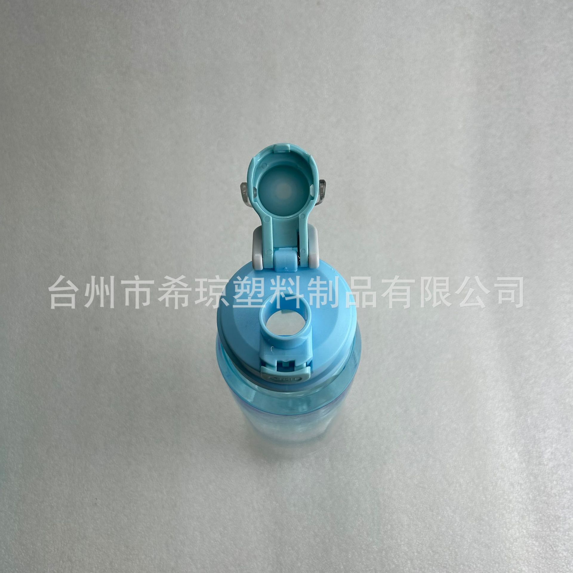 Cốc thể thao đủ lớn cho đàn ông và phụ nữ bên ngoài nhà.