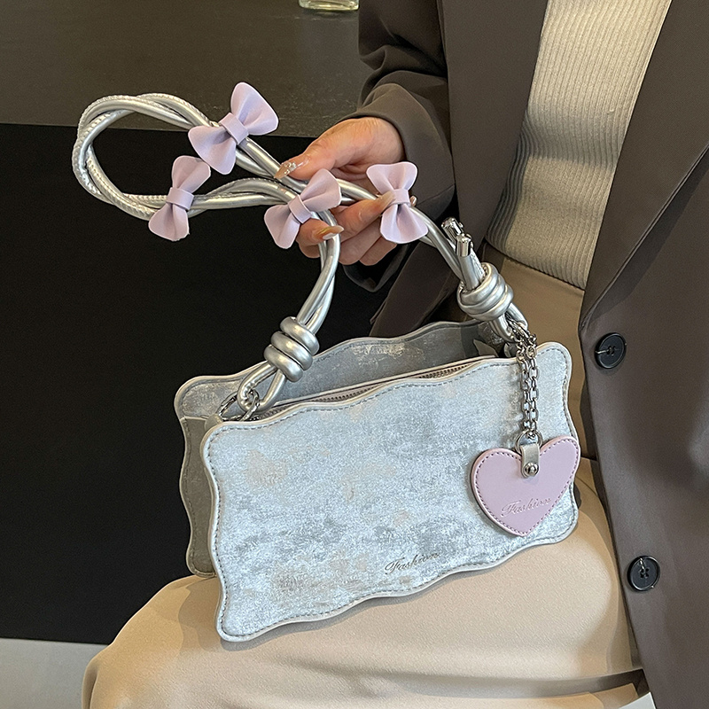 This year's pop velvet butterflies, a new 2024, spring-summer cracker bag.