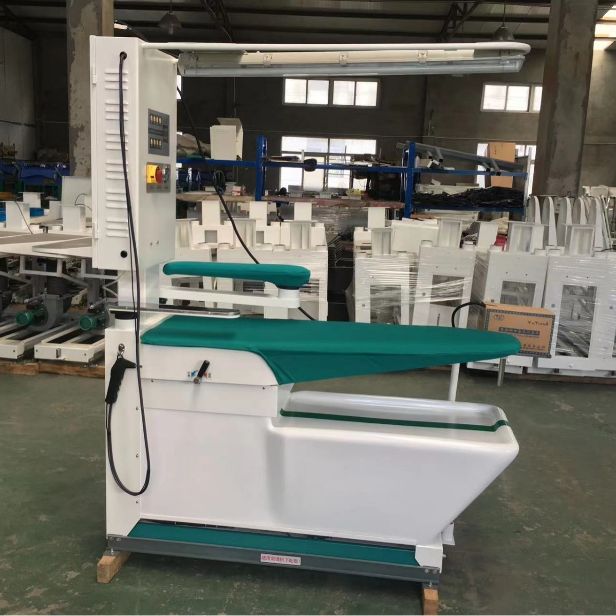 Một thiết bị ủi đa mục đích trong ngành công nghiệp giặt đồ và quần áo Trung Quốc.