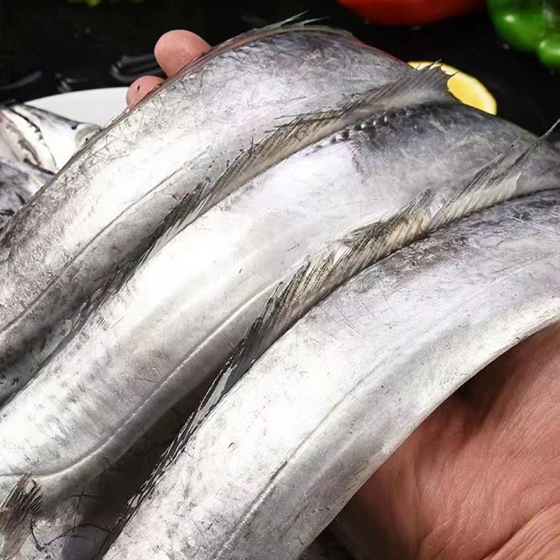 Lấy một miếng cá và một miếng hải sản tươi.