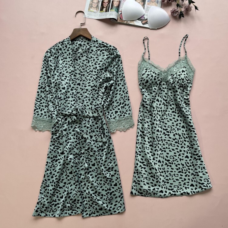 Hai đôi pyjama với một tấm thảm lót cho ngôi nhà.