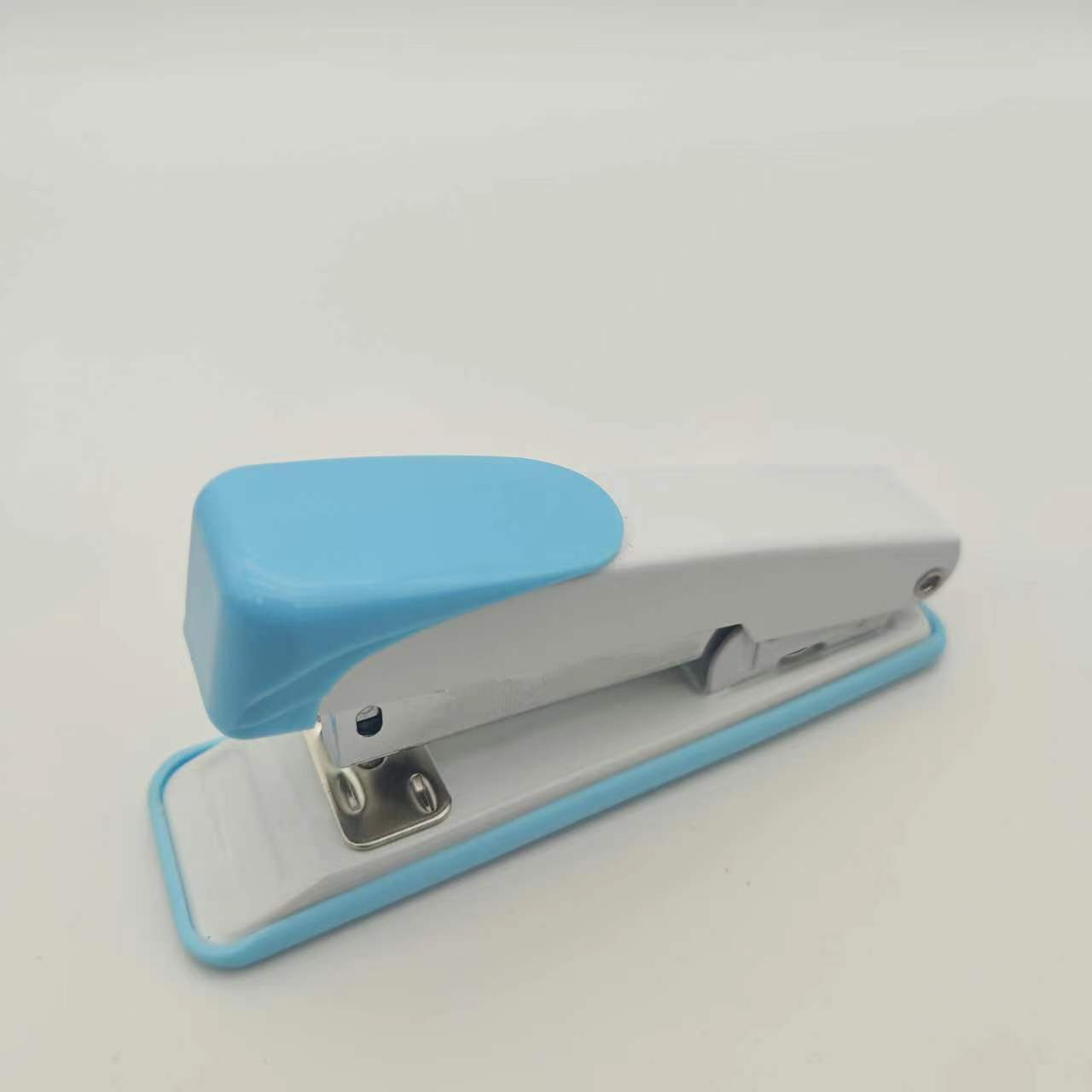 Một máy dập ghim nhỏ tiết kiệm nỗ lực.