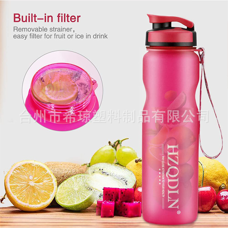 Một người đàn ông thủy tinh siêu năng lực, 1000 bình ML, với cô gái trong phòng tập thể dục, nhựa mùa hè chống lại việc rơi cốc không gian.