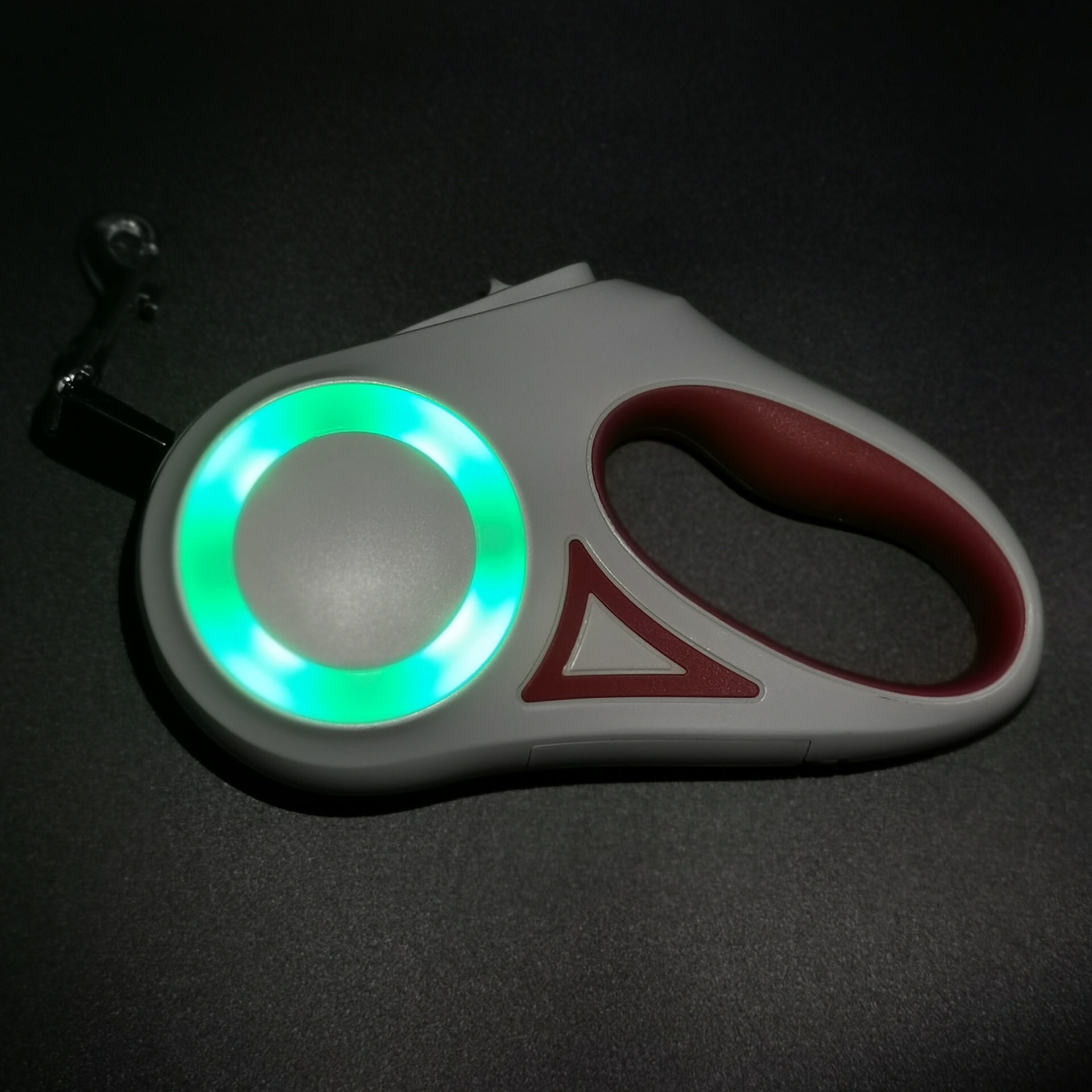 The new dog-walking rope can stretch the scalable pet-twirl rope, the dog-twirl rope, touch control flashlights.