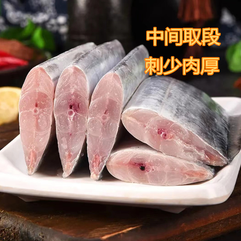 Lấy một miếng cá và một miếng hải sản tươi.
