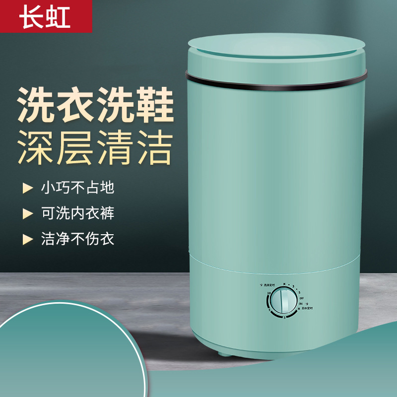 Những tiếng trống nhỏ của một xô đơn bán tự động, máy giặt đơn, nhà với nhựa đường.