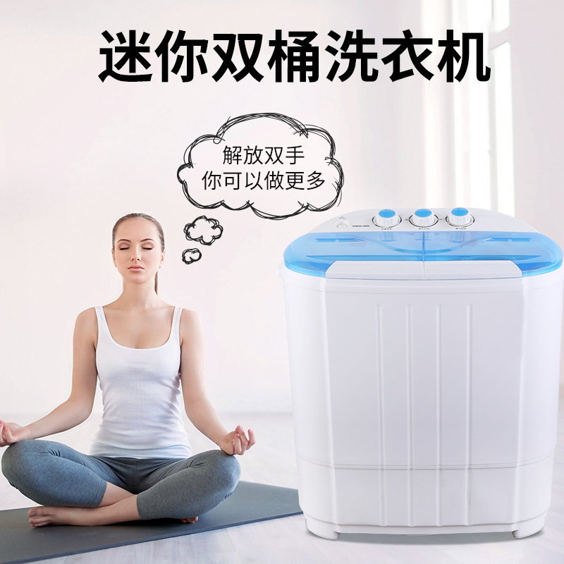 Máy giặt hai tầng của nhà máy, máy giặt bán tự động, với các bà mẹ và trẻ em rửa và giao hàng.