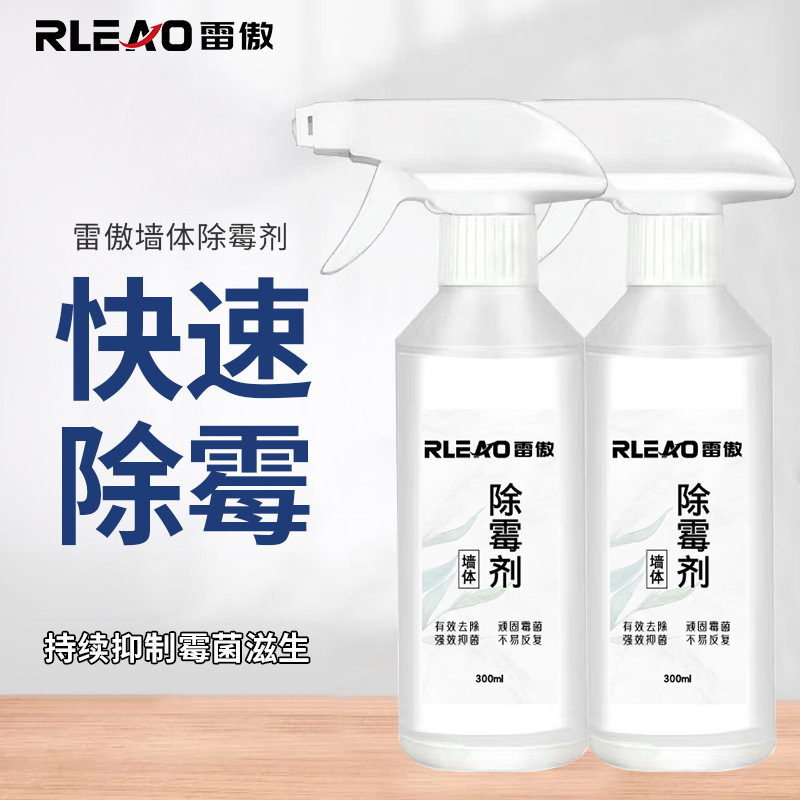 Bức tường màu trắng đã dùng giấy dán tường để loại bỏ những vết bẩn mốc.