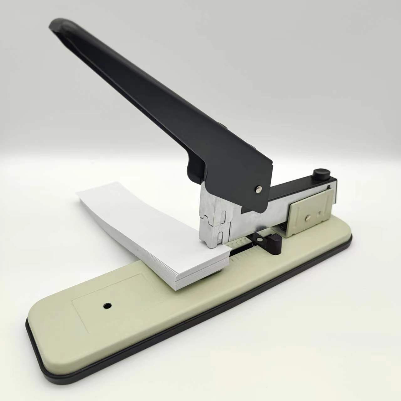 Cái dập ghim nặng nề tiết kiệm được nỗ lực.