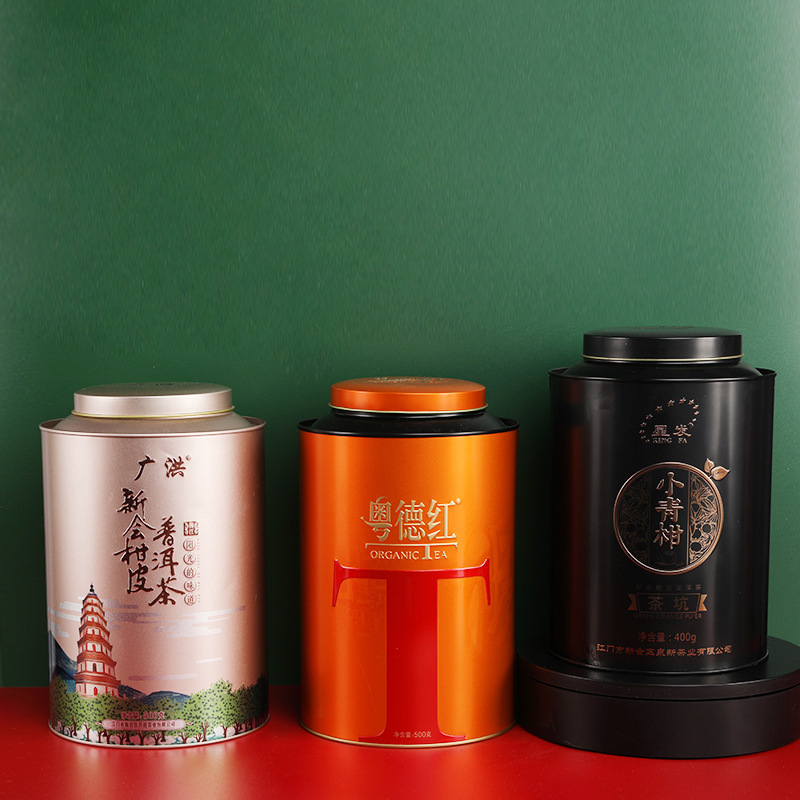 Một hộp kim loại nặng 1,5 pound trong một thùng trà kín và một hộp kim loại nhỏ.