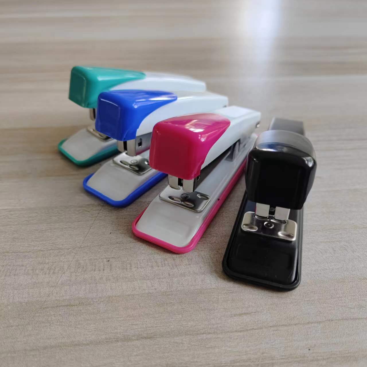 Một máy dập ghim nhỏ tiết kiệm nỗ lực.