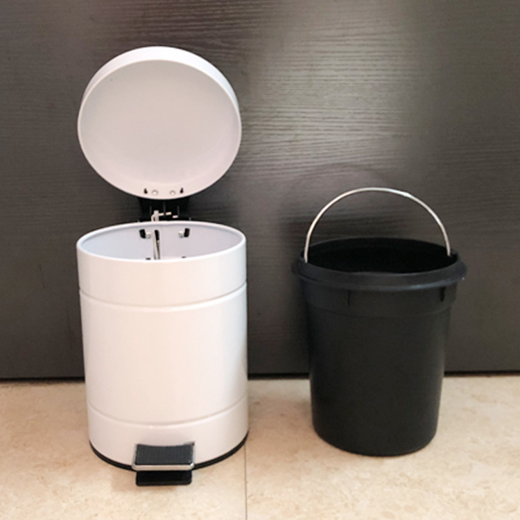 Có một bàn đạp thép không gỉ trong nhà bếp trong phòng tre trắng.