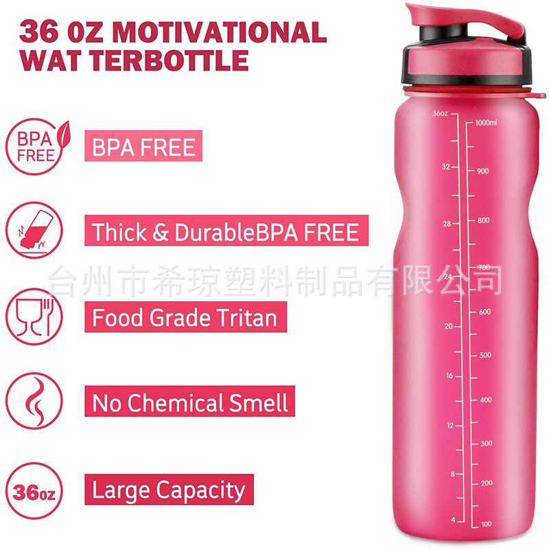 Một người đàn ông thủy tinh siêu năng lực, 1000 bình ML, với cô gái trong phòng tập thể dục, nhựa mùa hè chống lại việc rơi cốc không gian.