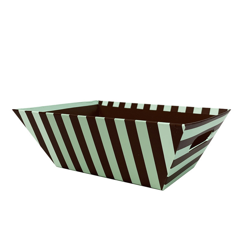 Kẹo Giáng sinh sọc Amazon, trái cây sô-cô-la và giỏ bìa các tông.