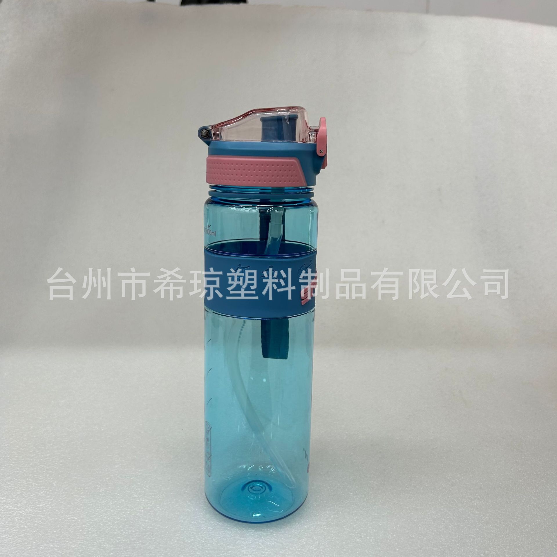 ấm nước, nhựa với ống hút dây thừng để buôn bán ở nước ngoài.