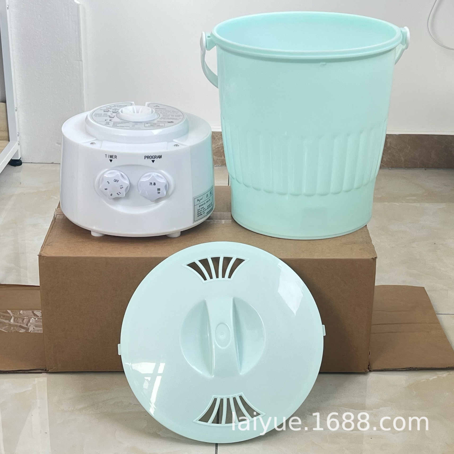 Cái máy giặt thông minh cầm tay bắt đầu rửa hai chiếc vớ lười biếng.