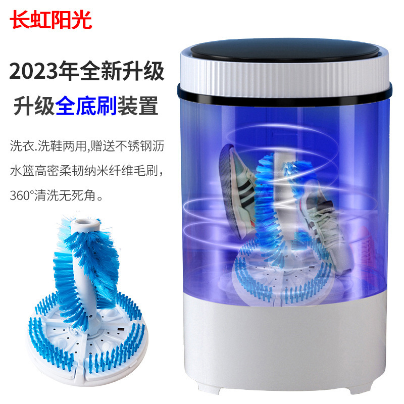 Một bộ máy giặt lớn màu đỏ với một máy xách tay đơn-cylider mini-cylinder với một nửa nhựa đường.