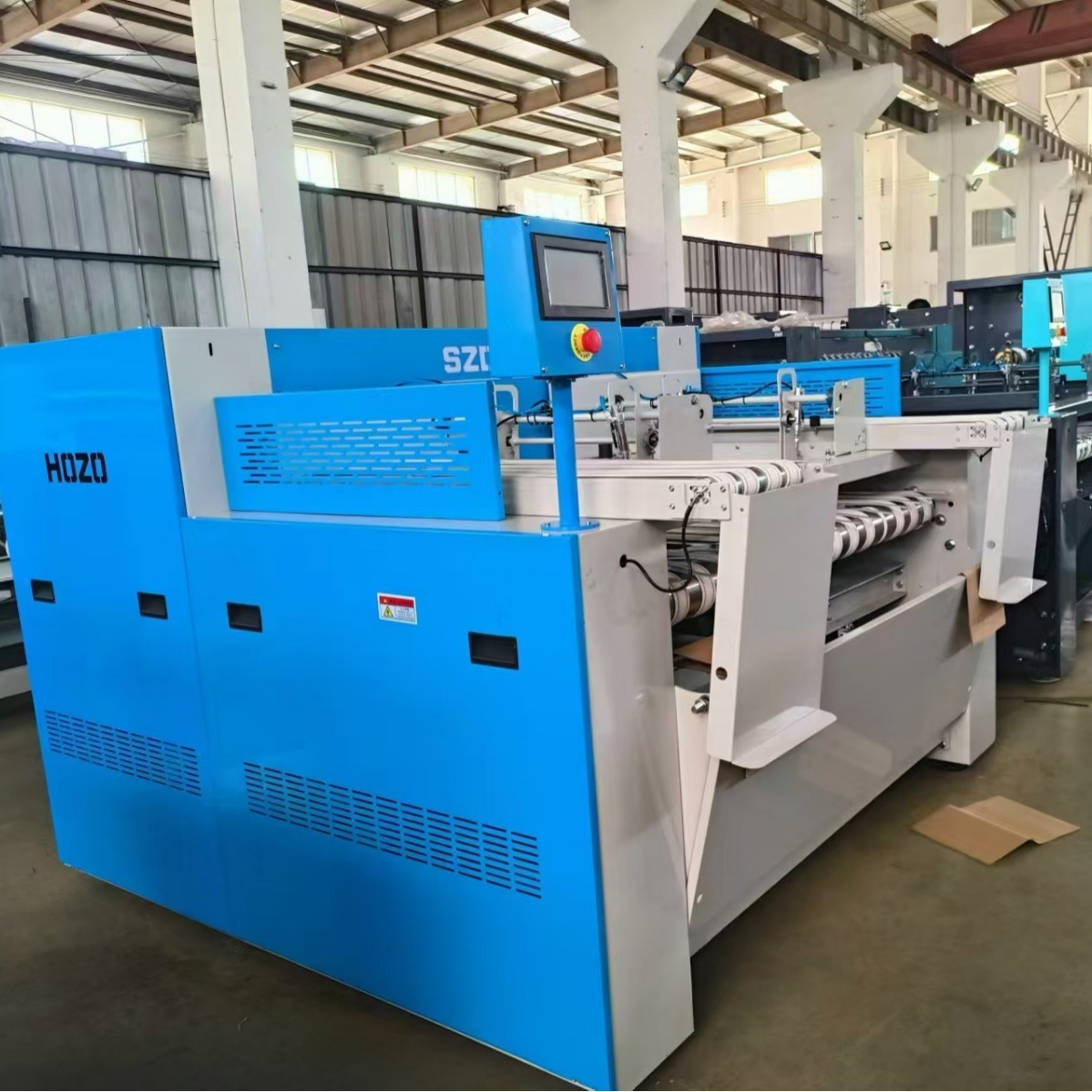 Một máy gấp đặc biệt (ba phương pháp gấp) với một thiết bị làm mát cho gối cầm tay tại nhà máy giặt cỏ