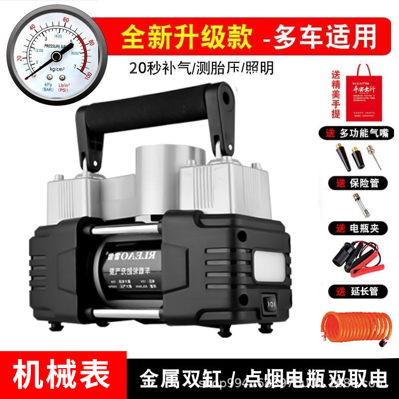 Một chiếc xe sedan hai bánh chạy bằng máy bơm đến ống bơm.