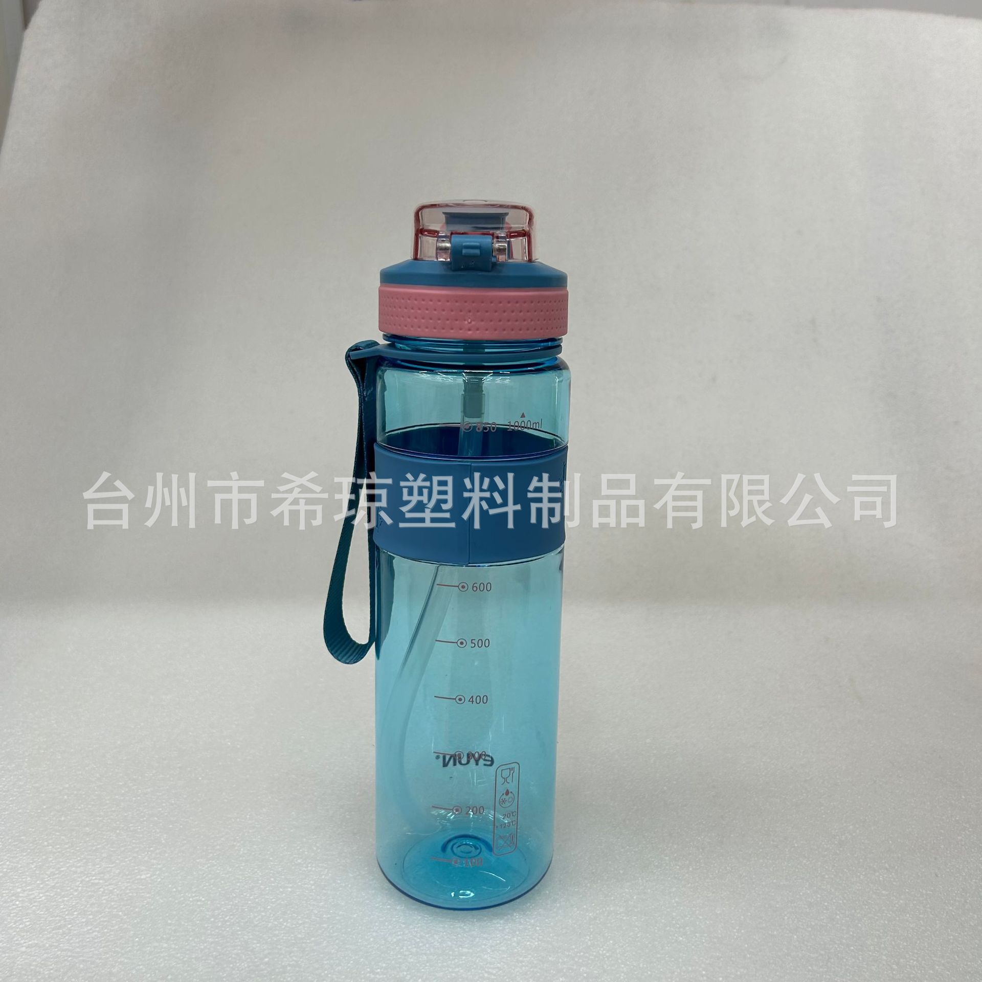 ấm nước, nhựa với ống hút dây thừng để buôn bán ở nước ngoài.