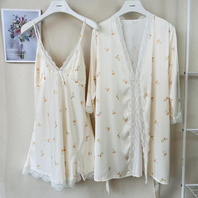 Cô Springs và Summers có hai đôi pyjama với một miếng đệm cao và một miếng vải lụa.
